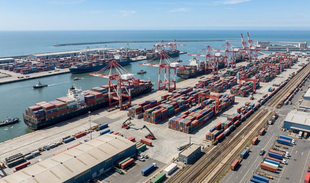 efficient-land-transportation-uae-solutions-for-faster-supply-chains